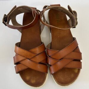 MIA Tan Cognac Leather Sandals Sz 8.5 Strappy Criss cross buckle closure